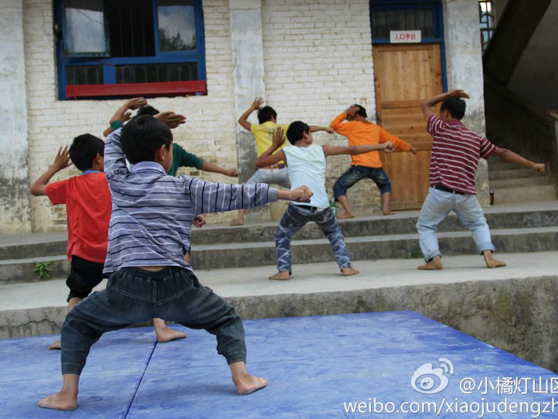 7��31�գ���С�ٟ���ɽ�^(q��)���W(xu��)����֧���(du��)��ǭ����ؑ�S�h�����l(xi��ng)����С�W(xu��)����20���֧�̻��(d��ng)�����Y(ji��)���������������ҵ�Ͷ�뵽����ˇ�R�ݵĜ�(zh��n)���A�Ρ��D�麢�ӂ�?c��)ڞ�R���u�����ž���