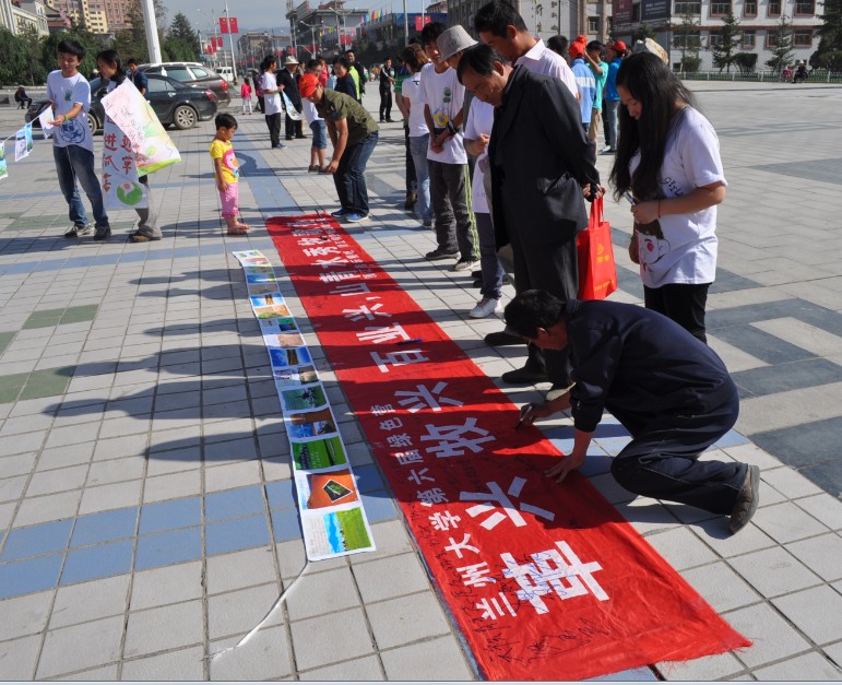 7��19�գ��m�ݴ�W(xu��)�����þGɫ�I(y��ng)����ף�������οh�����V��(ch��ng)���չ�_���_�I(y��ng)�xʽ���I(y��ng)�T��ͨ�^(gu��)�·f�����w����(b��o)�͈DƬ���ڏV��(ch��ng)�������������S��������P(gu��n)ע�c�v�㡣�D�������ڗl�����������Լ��ĺ����͸�����