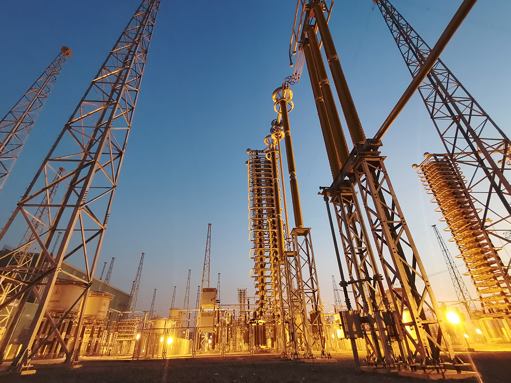 ±660kV巴基斯坦默蒂亞里-拉合爾（默拉）直流輸電項(xiàng)目拉合換流站夜景。（國(guó)家電網(wǎng)供圖）