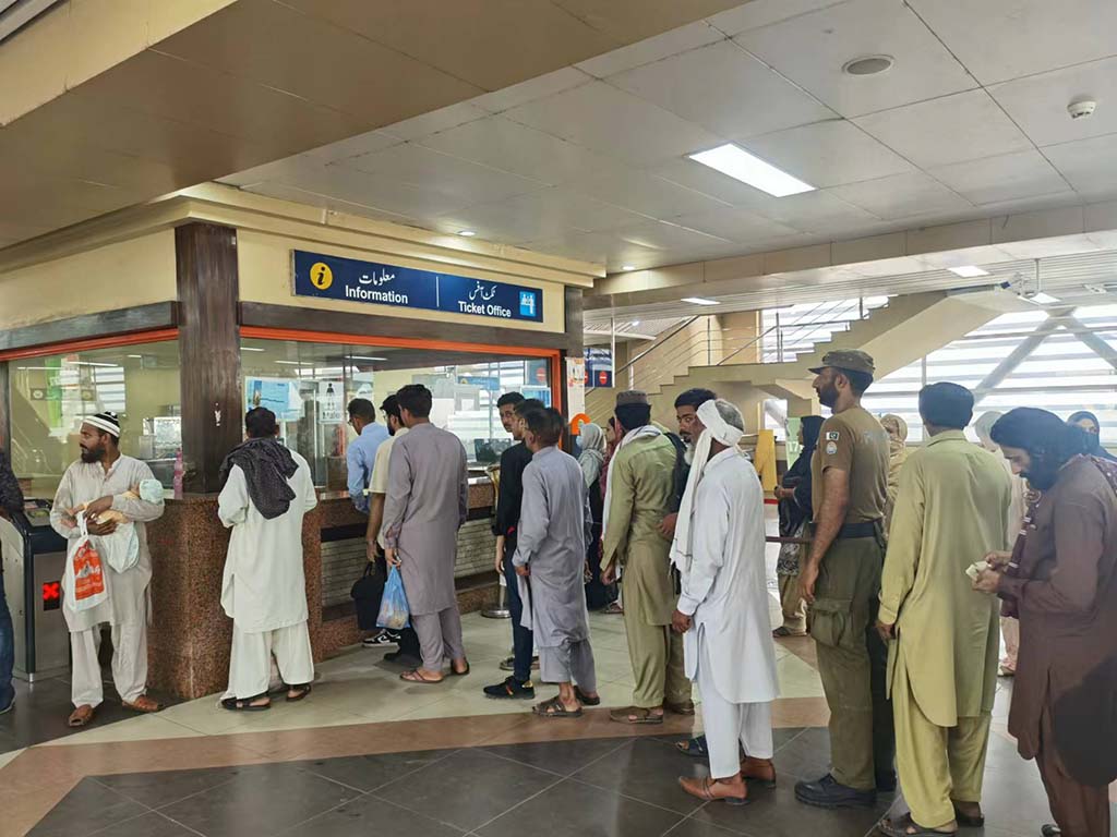 當(dāng)?shù)孛癖娫诶蠣柍染€(xiàn)地鐵里排隊(duì)購(gòu)票。（人民網(wǎng)記者 石晶攝）