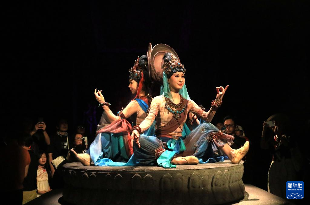 8月5日晚，游客在甘肅省敦煌市觀看大型洞窟式沉浸體驗(yàn)劇《樂(lè)動(dòng)敦煌》。 新華社發(fā)（張曉亮 攝）
