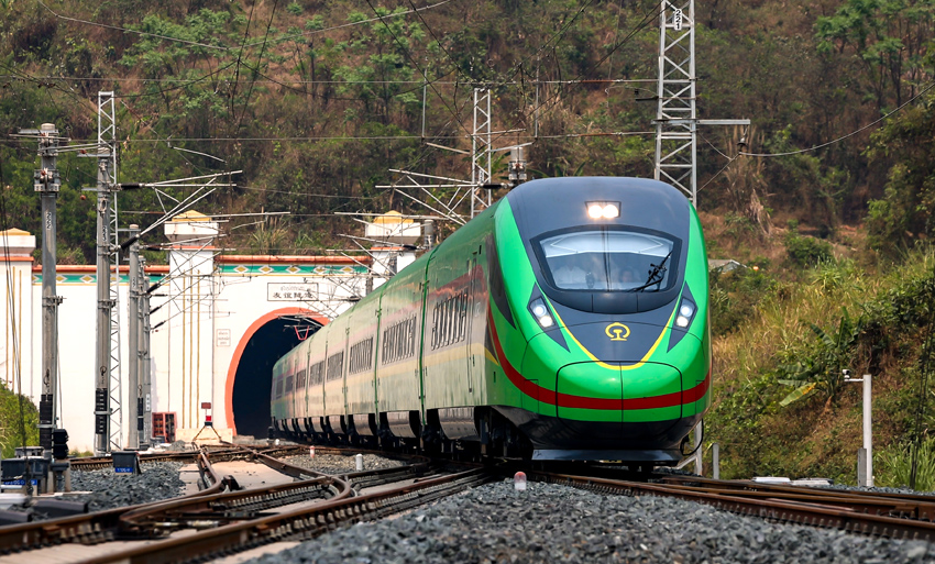 “復興號”動車組列車駛過友誼隧道。徐章位攝