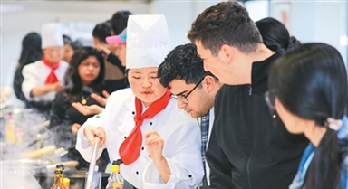 外國留學(xué)生體驗(yàn)臭鱖魚制作