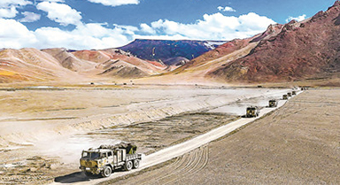 新疆軍區(qū)某團(tuán)開展機(jī)動(dòng)訓(xùn)練